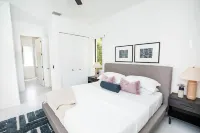 THE LOUNGE. Heated Pool! 10 Minutes to 5th Ave and Beach!