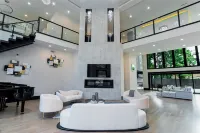 LUXE Living/10,000+sqft/Mins to DT Atlanta!