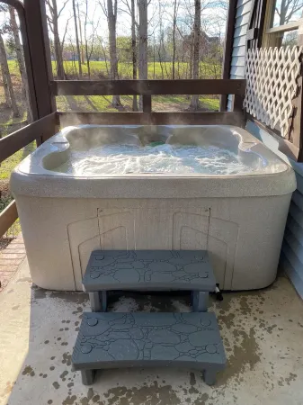 Cabin in Country close to Lake w Hot Tub.