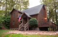 Rushing River Lodge: Mountain Cabin with River View & Hot Tub Hotels in Gilmer County