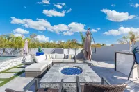 Backyard Oasis, Mountain Views, Resort Style Pool & Jacuzzi!