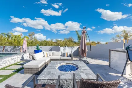 Backyard Oasis, Mountain Views, Resort Style Pool & Jacuzzi! Отели рядом с достопримечательностью «Tucson Clay Co-Op»