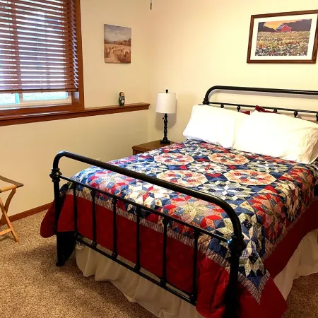 Cheerful cottage w/ fireplace. Great location for exploring the Lake Pepin area!