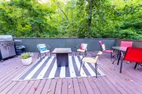 6 Bedroom House + Private Suite, 2 Minutes From Lake With All Amenities