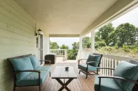 Royal Cottage Mountain Views, Deck & Close to Downtown AVL, Dog Friendly