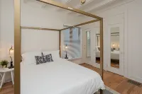 Lakefront home! Water view from the house.  Less than 3 minutes stroll to beach! โรงแรมใน