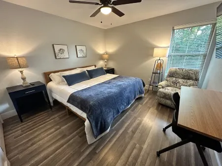 Cozy lake home Arcade Dog friendly Pool1 minute walk Lake 4 minutes drive Отели рядом с достопримечательностью «Sims Point»