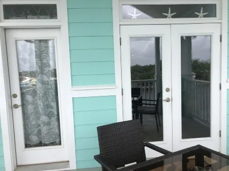 Stunning Top Floor Views of The Steinhatchee River with Private Boat Slip /Pool!