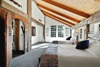 Unique Stay! Pool/ Hot Tub/ Game Room/ Bar/ Views