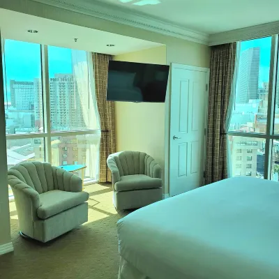 Amazing!! F1 & Strip View-MGM Balcony 1 Bedroom 2Bath Free Valet! No Resort Fees