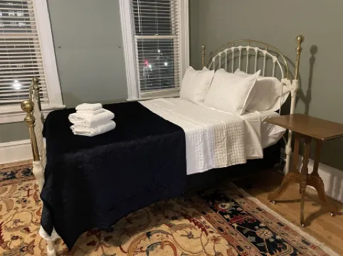 Walk to everything! Five Flags-Hotel Julian-Millwork Sleeps 8!