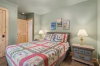 Secluded cabin with your own pond. Waterfront steps away. 30min to ski big mtn