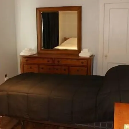3 Bedroom, 2 Bath, Hike to Downtown, Porch, Free Wi-Fi, Wash/Dryer, and Parking