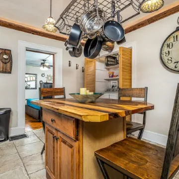 Elegant 2 BR With Stunning Kitchen Prime Location!