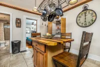 Elegant 2 BR With Stunning Kitchen Prime Location!
