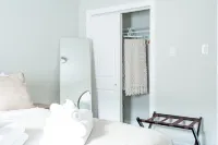 New renovation-1BR-Stylish-Modern-Next to the Lake Walgreens附近的飯店