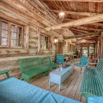 Rustic Historical Cabin Near Wineries & Gold Mines