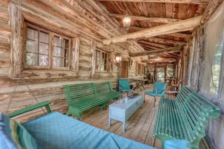 Rustic Historical Cabin Near Wineries & Gold Mines