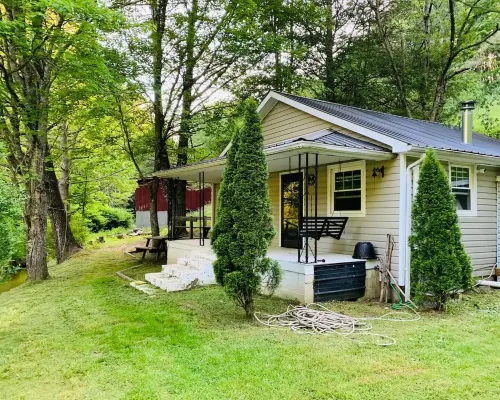Creekside Cabin skiing/hiking & Appalachian Trail. Hotels in Mitchell County