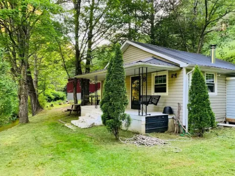 Creekside Cabin skiing/hiking & Appalachian Trail.