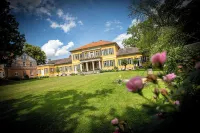 Romantic living in the manor house in the middle of Gut Mahndorf park