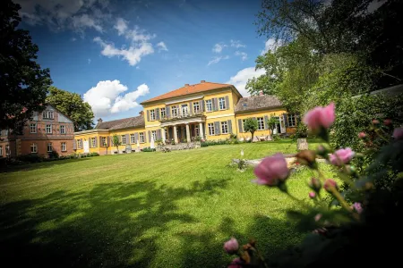 Romantic living in the manor house in the middle of Gut Mahndorf park Отели в г. Лангенштайн