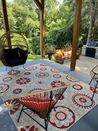 Beautiful and modern 3 Bedroom 2 full BR. Отели рядом с достопримечательностью «Хилсайд Скул»