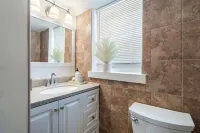 Ocean Block Haven: Stylish 1Br Retreat with Beach Badges Next to the Shore Store