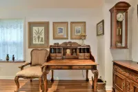 Vintage / antique 1200 sq. ft. interior loft & parking