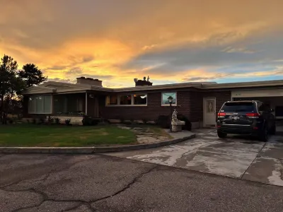 Home Closest to SAND DUNES ▪︎ 2 Car Garage ▪︎ Large Parking Area ▪︎ Fenced Yard โรงแรมใน