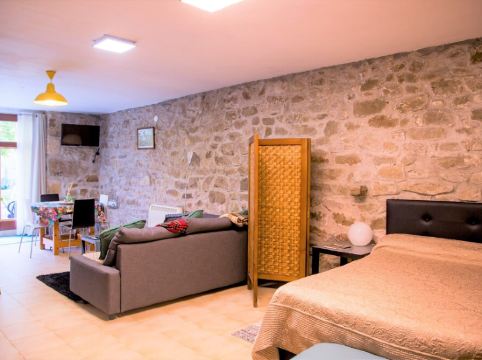 Studio apartment in a Basque country house with views of the garden.