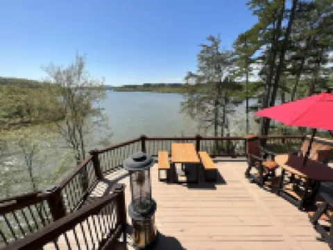 Perfect relaxing lake retreat for hosting a gathering. Quiet with no neighbors.