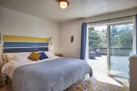3 minute walk to Beach! Dog and Family Friendly, Bright & Modern House Hotels near International Police Museum