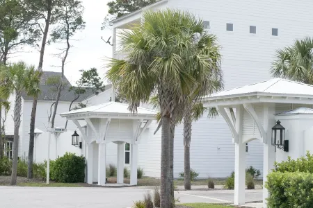 4 cruiser bikes, 8 beach chairs, .5 mile to beach POOL OPEN!