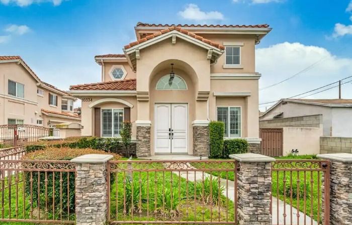 Convenient Located Warming Large 4 Bedroom 3 Bath Home Near DTLA over 2,100 SF