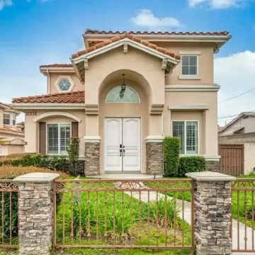 Convenient Located Warming Large 4 Bedroom 3 Bath Home Near DTLA over 2,100 SF Hotels near 2705 Durfee Ave