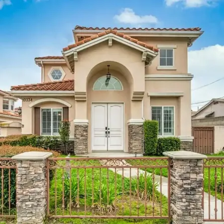 Convenient Located Warming Large 4 Bedroom 3 Bath Home Near DTLA over 2,100 SF