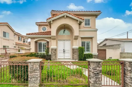 Convenient Located Warming Large 4 Bedroom 3 Bath Home Near DTLA over 2,100 SF