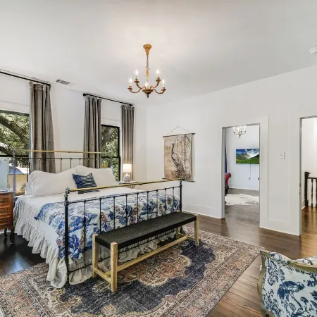 The Ella Norah. A Luxury Retreat. Pool and Spa. Steps to Main Street.