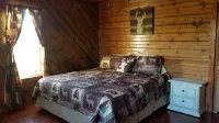 Cedar Lodge is quaint rustic lodge with modern amenities. Relaxing and warm! Hotel a Box Township