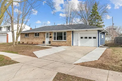 Green Bay Getaway - 4 minute walk to Lambeau and Resch Center Hotels near Austin Straubel Airport