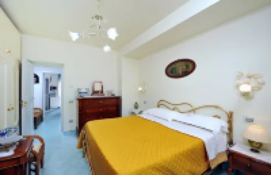 Apartment Ground, Sorrento Coast, with FREE swimming pool, parking, garden, WiFi