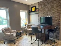 Great bedroom with private bathroom & Lounge above a local Diner