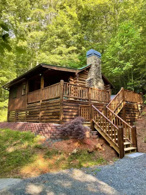 THE HIDEAWAY / Blue Ridge GA. / A charming & romantic traditional log cabin.