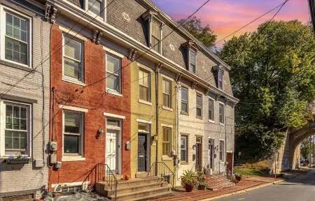 Walk to Hospital and Downtown - 20 min to Hershey - Free Parking - Quiet Street Отели рядом с достопримечательностью «Harrisburg University of Science and Technology»