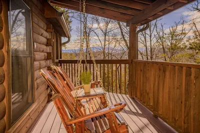 Summer Sizzle! Less Than 1 Mile to Parkway! Hot Tub!  Views! Hotels near Heartland Antiques & Collectibles