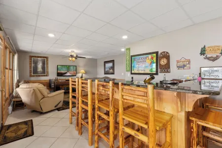 Serpent Lake Cabin • Sleeps 13 • Cuyuna Trail