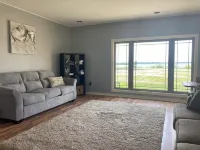 Cozy Beach Cottage. Great lake views. Lake access! Sleeps 6 efficiently.