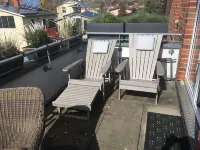 Comfort apartment with lake view, balcony, beach and. close to shopping, quiet, WiFi