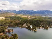 Lakefront Cabin with 2 Decks and Amazing Views. Firepit, Cornhole, Kayaks!